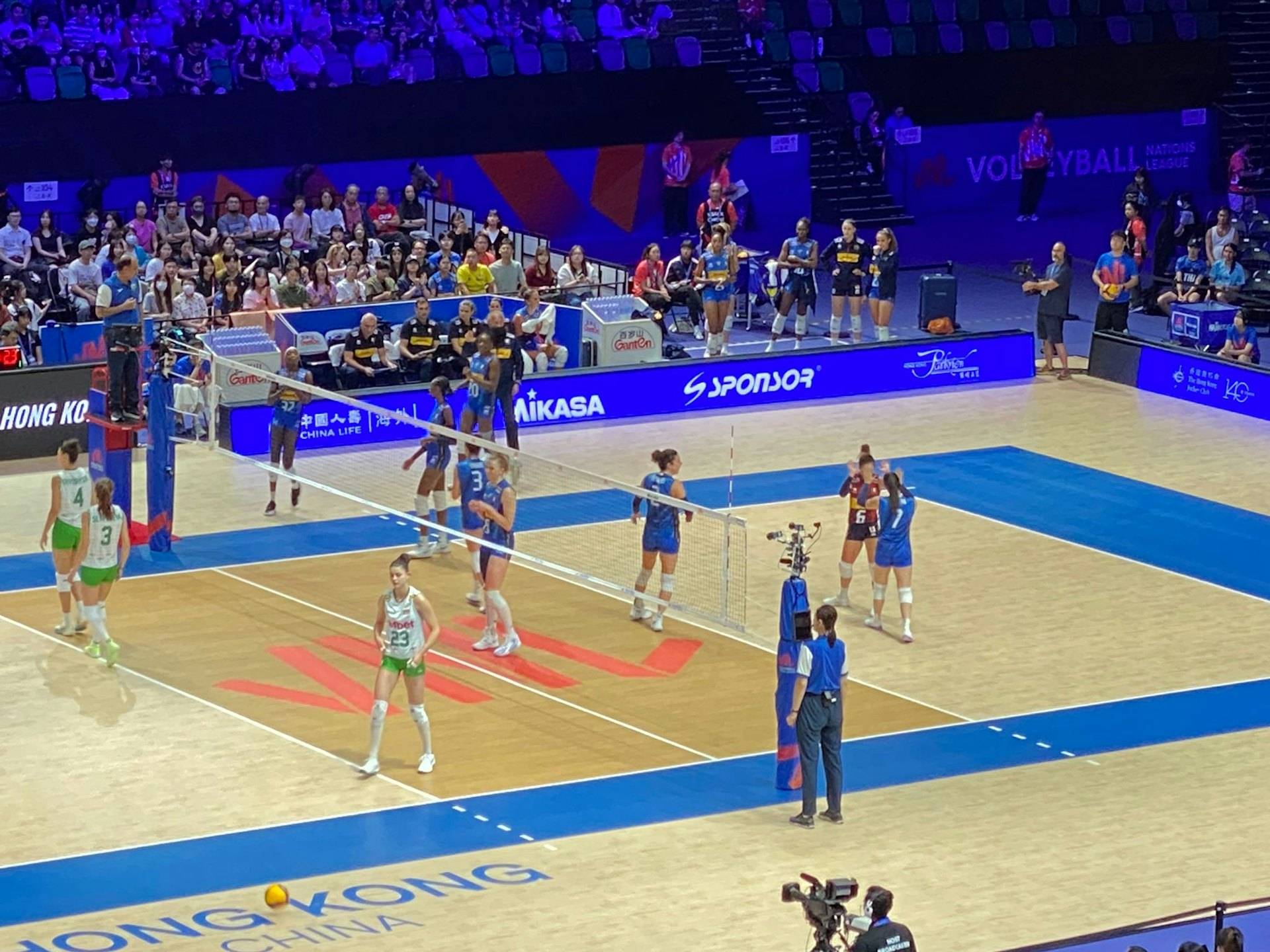 排球传奇谢幕,球迷泪洒赛场 排球传奇谢幕,球迷泪洒赛场