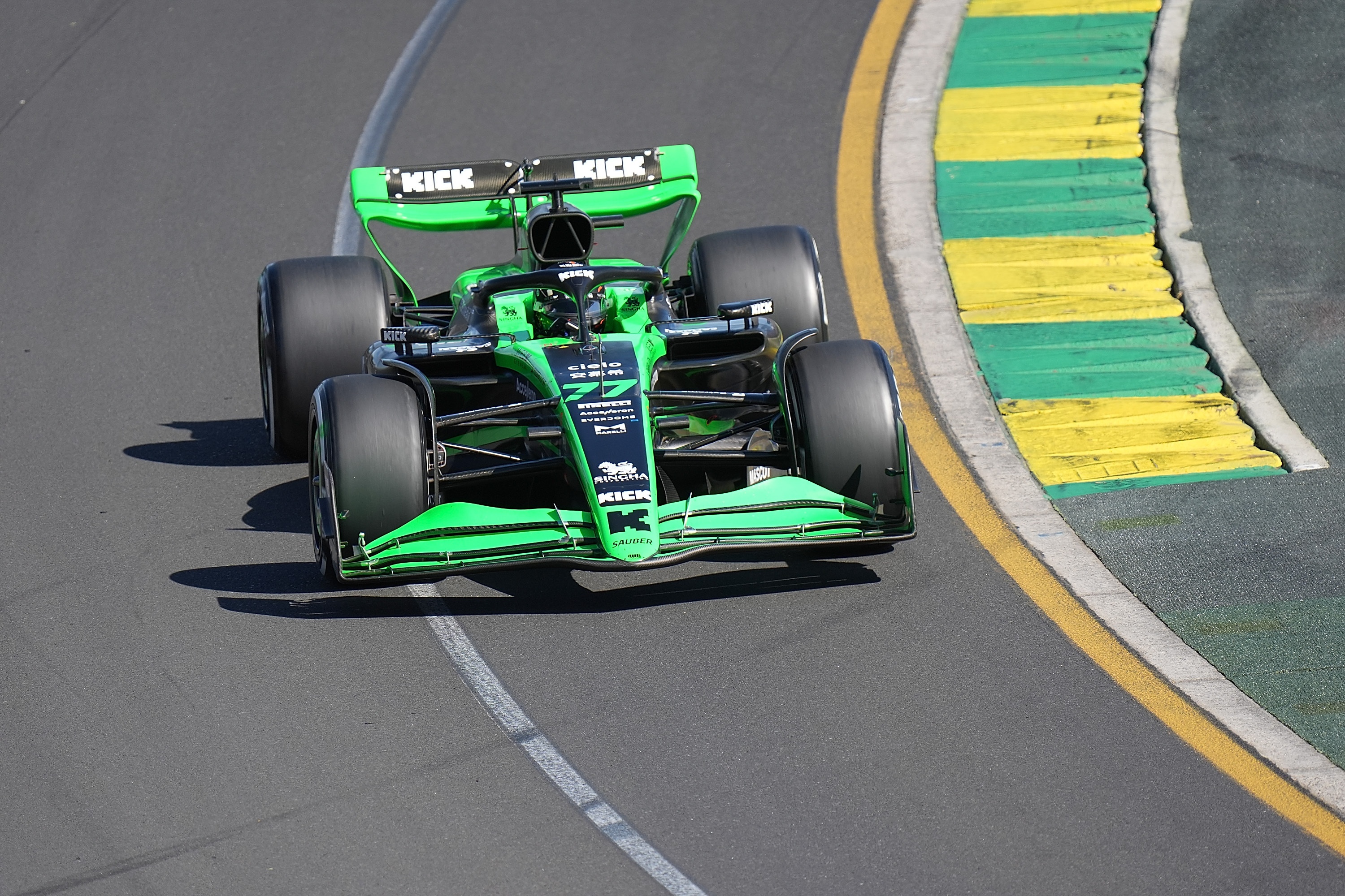 开云体育官网-索伯车队险胜法拉利，皮亚斯特里高光表现