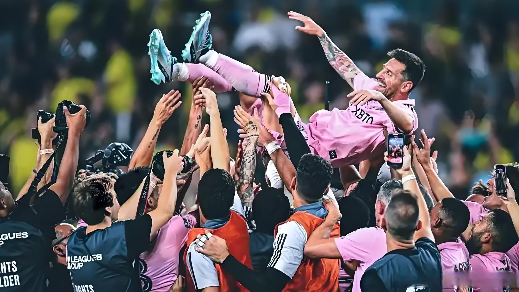 梅赛德斯绝杀阿斯顿马丁，汉密尔顿带队取胜